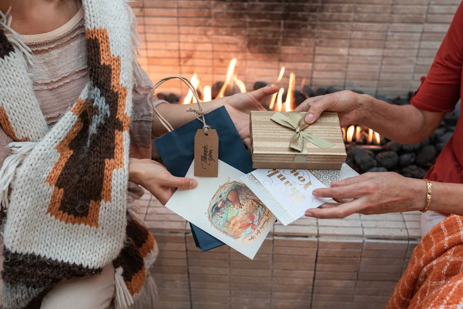 Dos personas intercambiando una tarjeta y un regalo